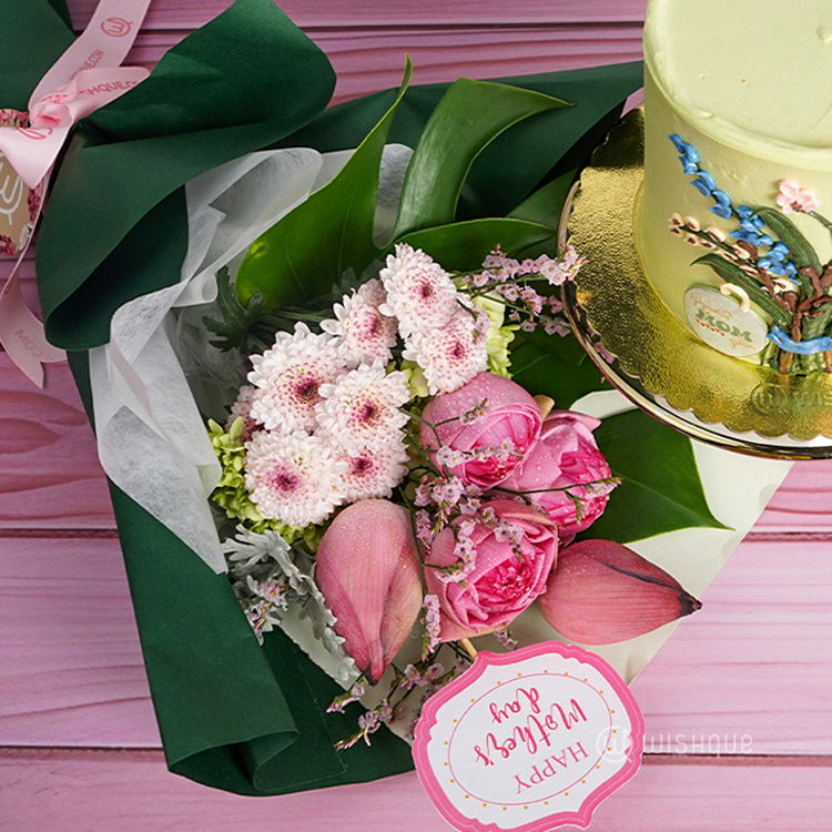 Adarei Amma With MOM Floral Gift Set