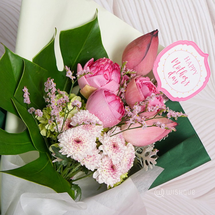 Adarei Amma With MOM Floral Gift Set