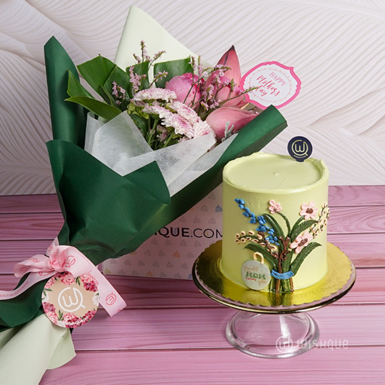 Adarei Amma With MOM Floral Gift Set