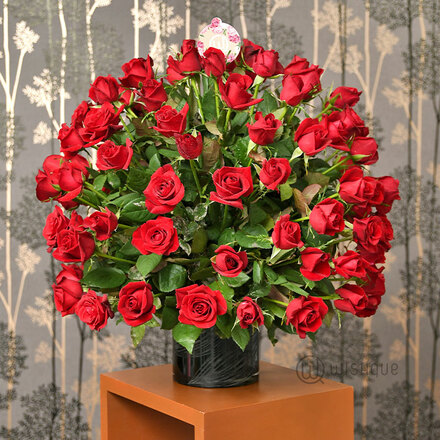 100 Red Roses in a Vase